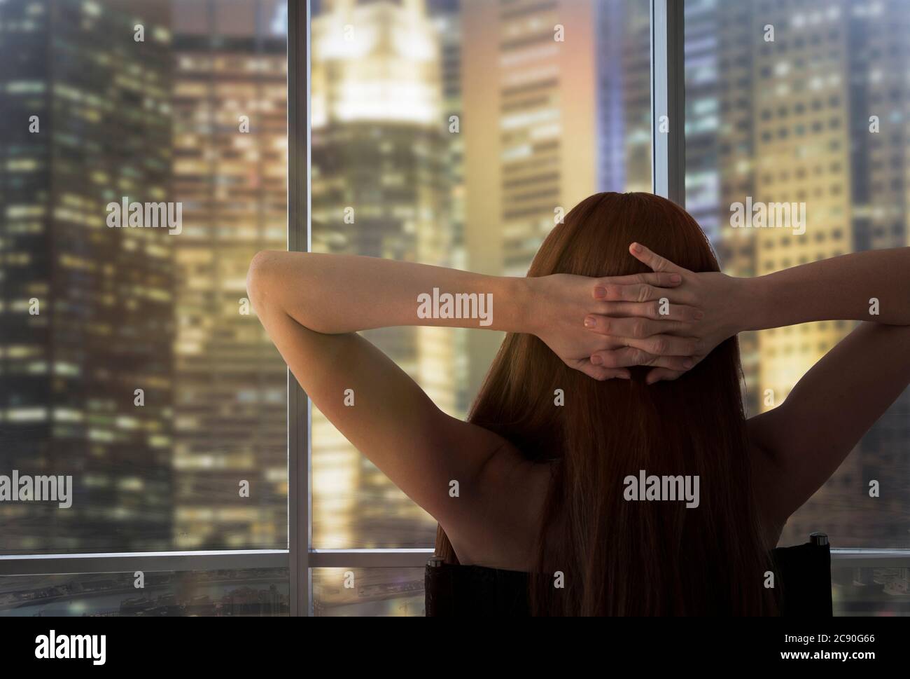 USA, New York, New York City, Frau, die Wolkenkratzer durch Fenster betrachtet Stockfoto