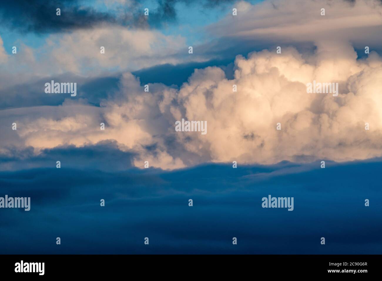 Flauschige Wolken Himmel Stockfoto