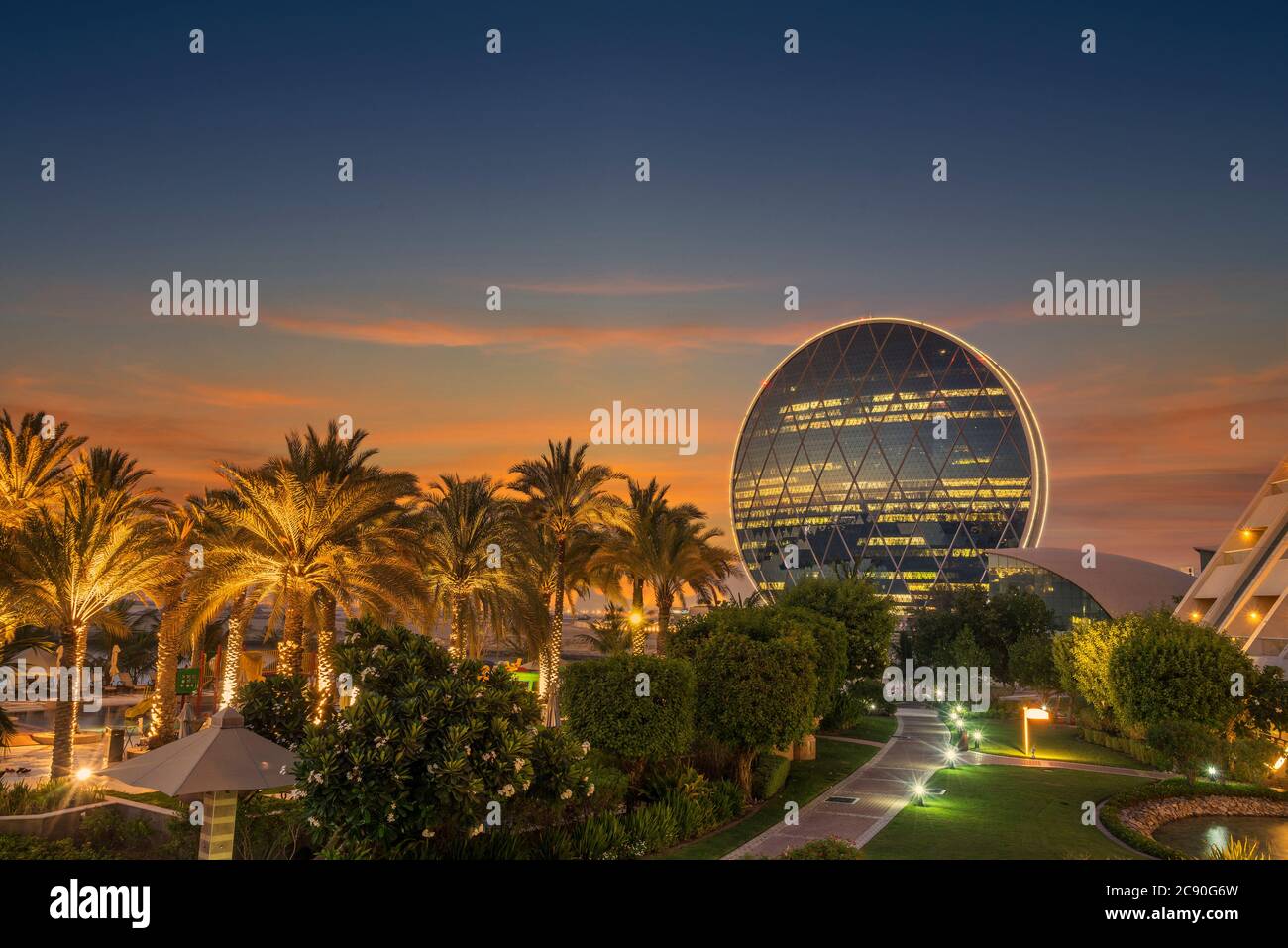Vereinigte Arabische Emirate, Abu Dhabi, Aldar Properties Zentrale bei Sonnenuntergang Stockfoto