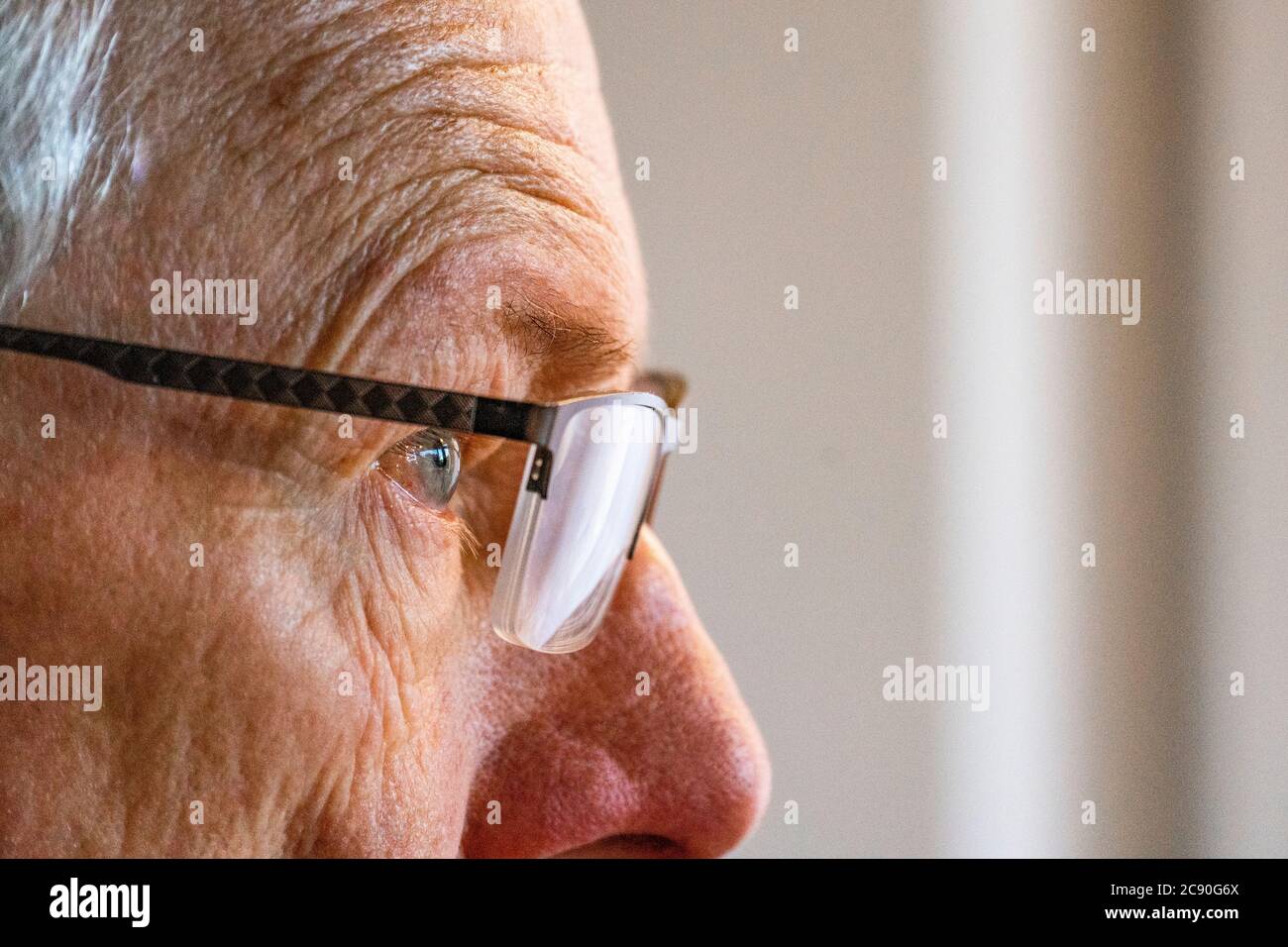 Nahaufnahme eines älteren Mannes in einer Brille Stockfoto