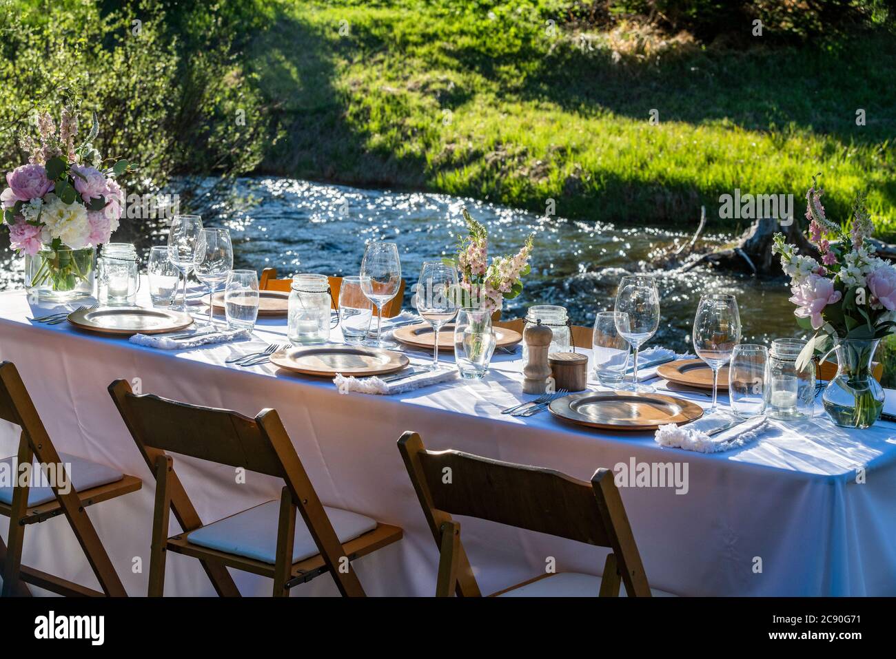 Abendessen im Freien auf dem Tisch Stockfoto