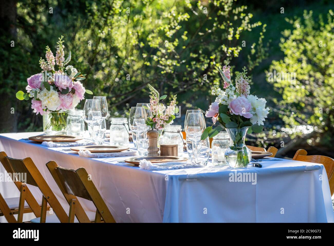 Abendessen im Freien auf dem Tisch Stockfoto