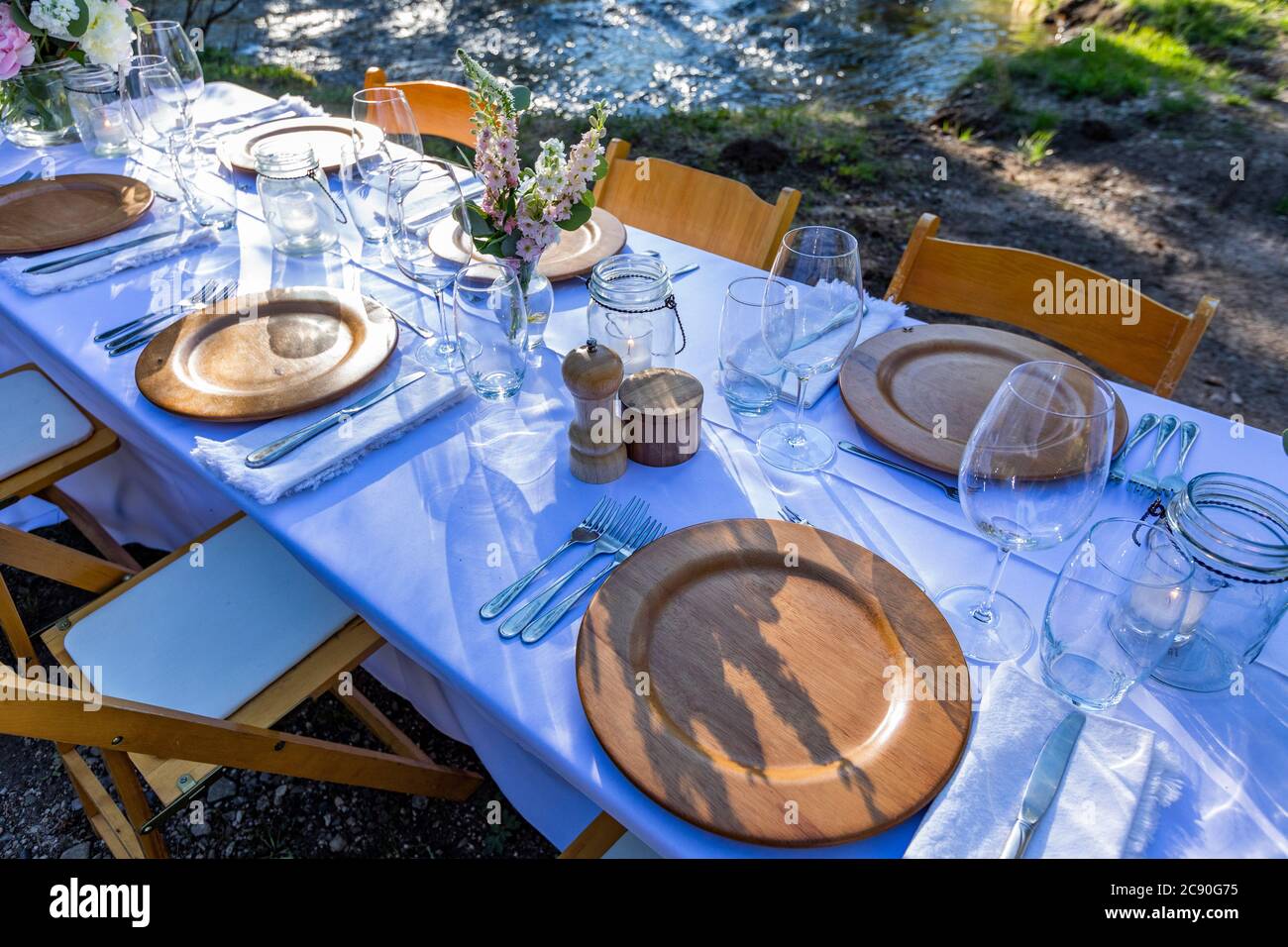 Abendessen im Freien auf dem Tisch Stockfoto