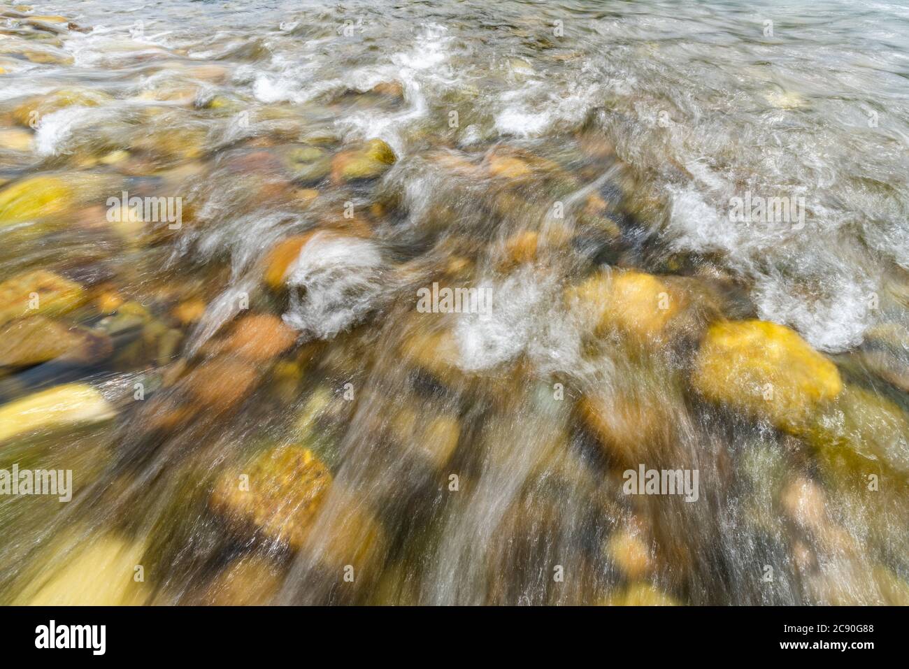 Verschwommenes Big Wood River Wasser und Felsen Stockfoto