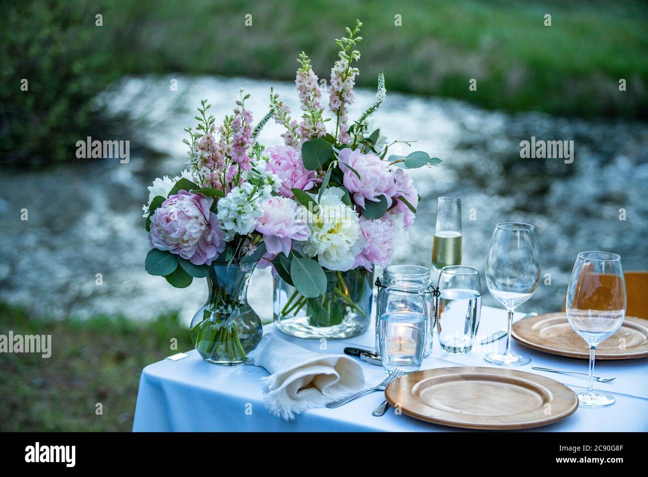 Dinner-Tisch im Freien mit frischen Blumen Stockfoto