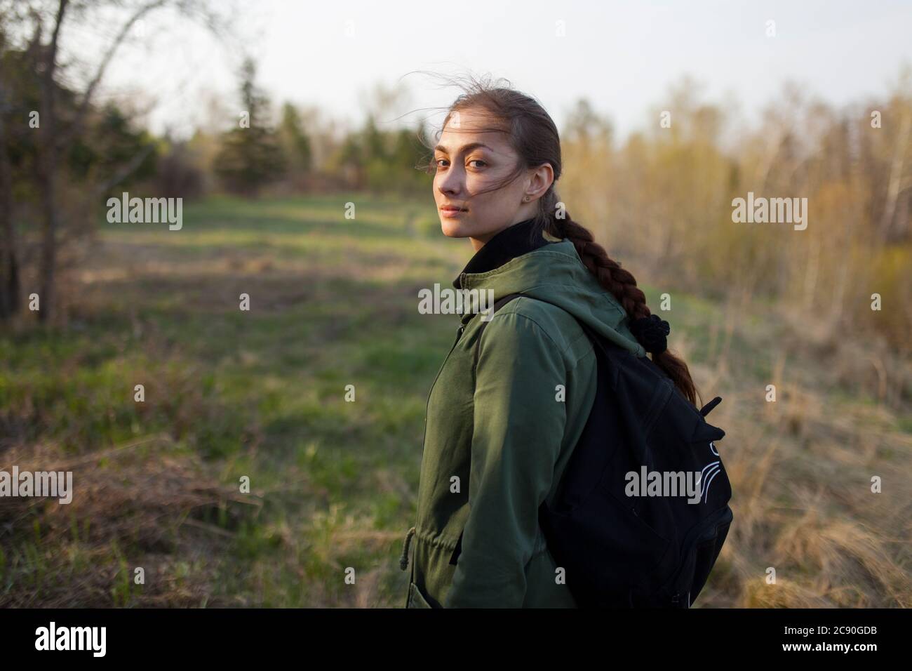 Russland, Omsk, Junge Frau auf der Wiese Stockfoto