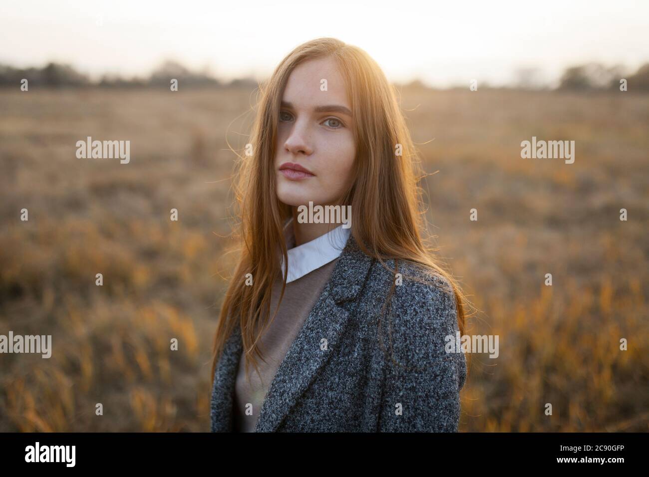 Russland, Omsk, Porträt der jungen Frau im Feld Stockfoto
