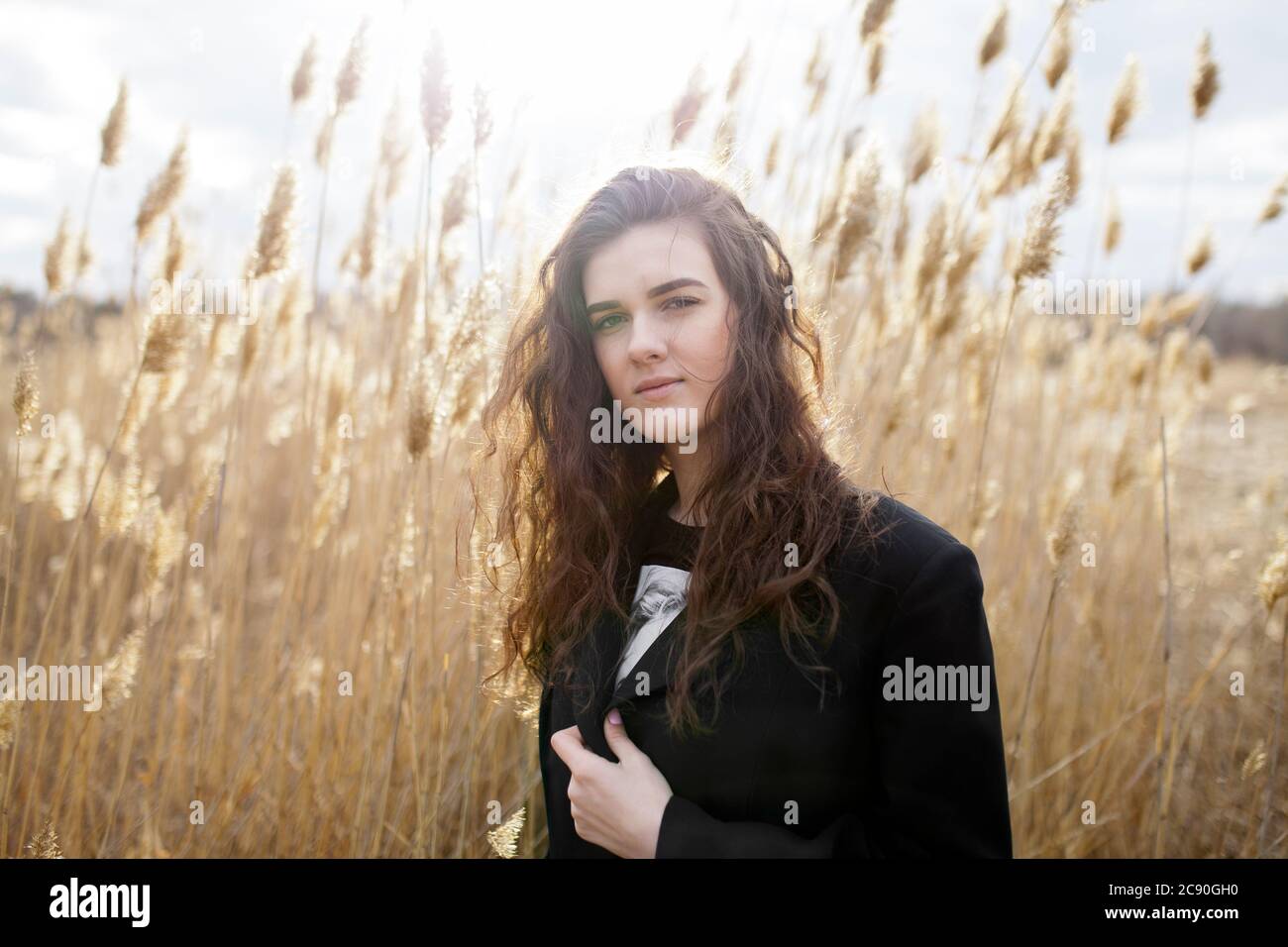 Russland, Omsk, Porträt einer jungen Frau im hohen Gras Stockfoto