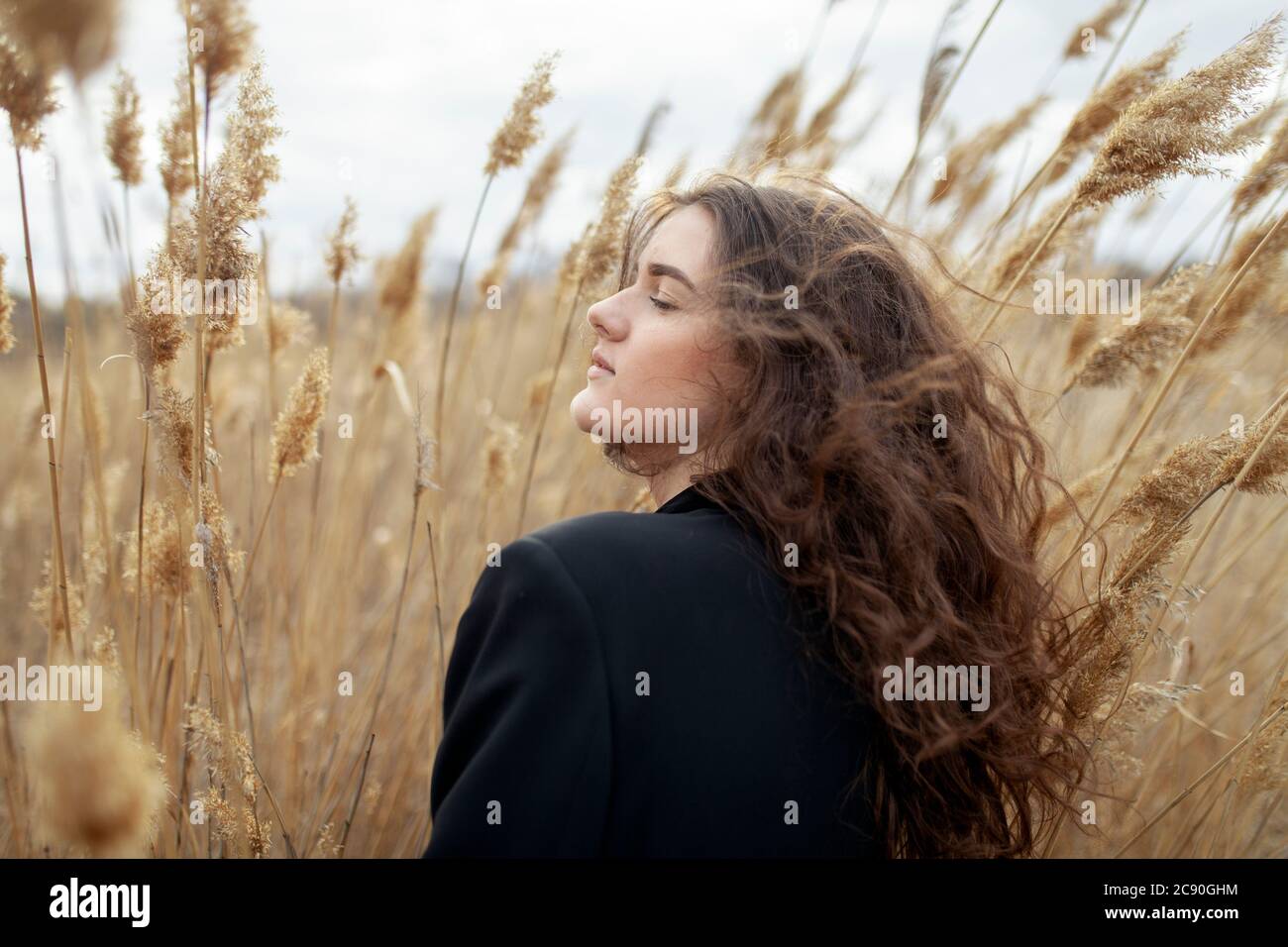 Junge Frau im hohen Gras Stockfoto