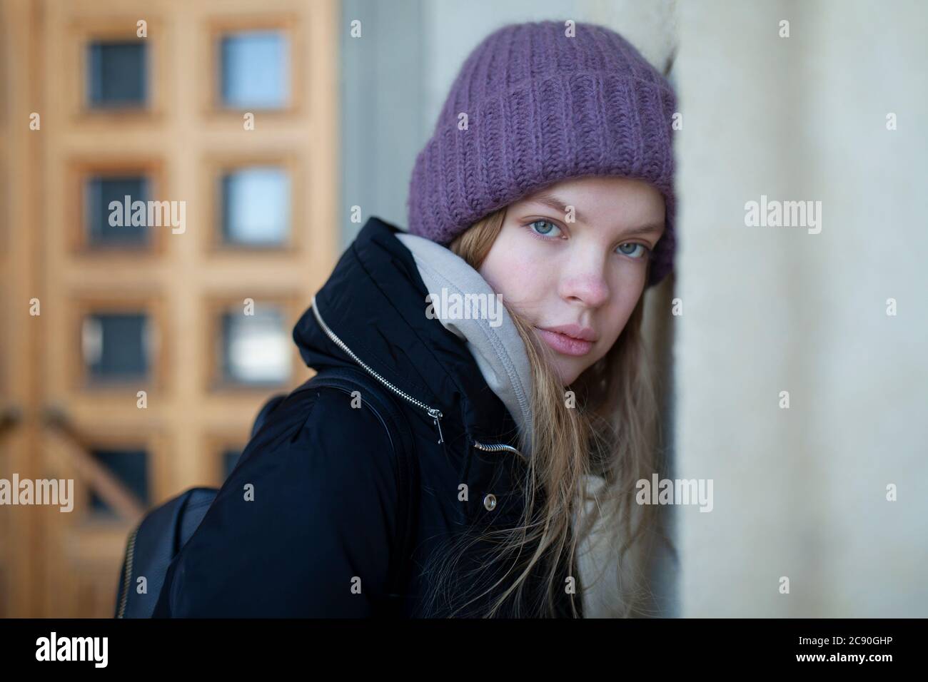 Russland, Nowosibirsk, Porträt einer jungen Frau in Strickmütze Stockfoto