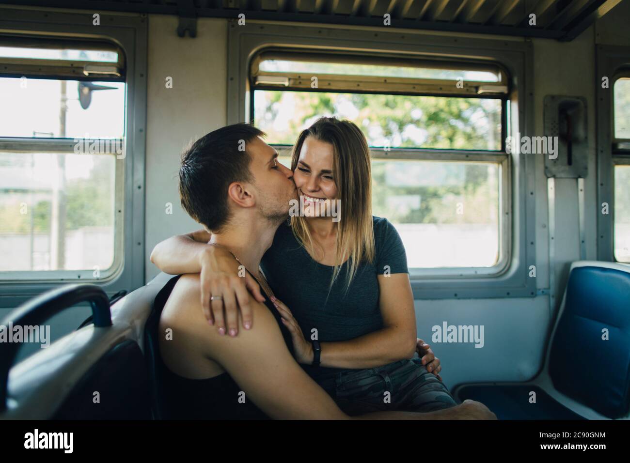 Romantisches Paar im Zug Stockfoto