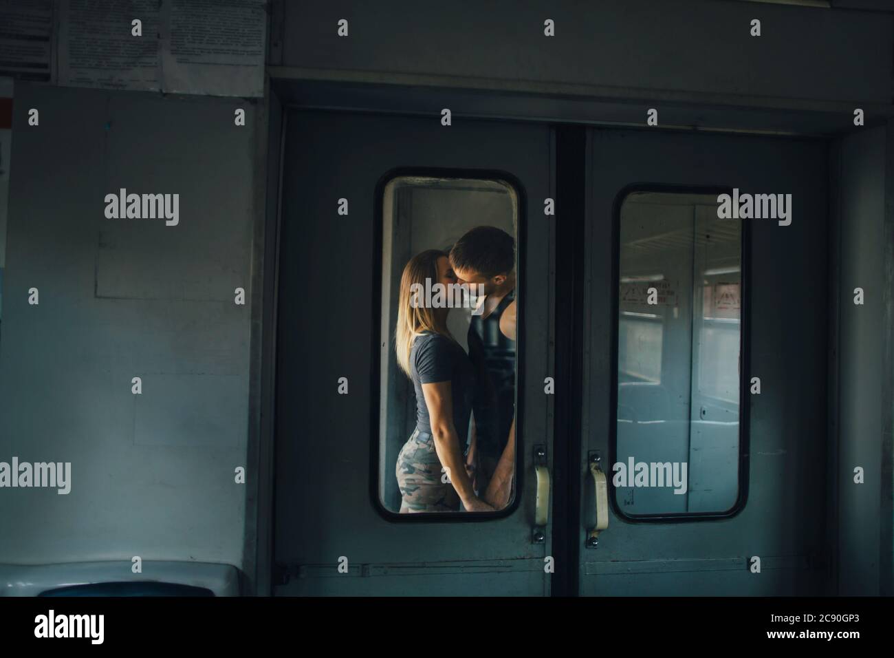 Paar küssen im Zug Stockfoto