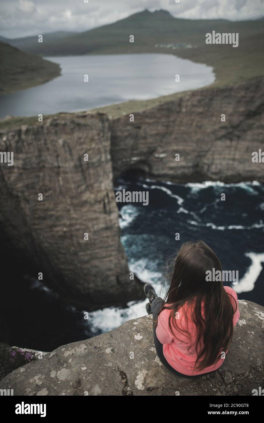 Dänemark, Färöer, Sorvagsvatn See, Frau mit Blick auf dramatische Landschaft Stockfoto