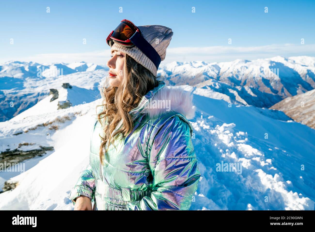 Schöne asiatische Frau genießen und entspannende Aussicht mit Schneeflocke auf Schneeberg im Winter in Neuseeland. Stockfoto