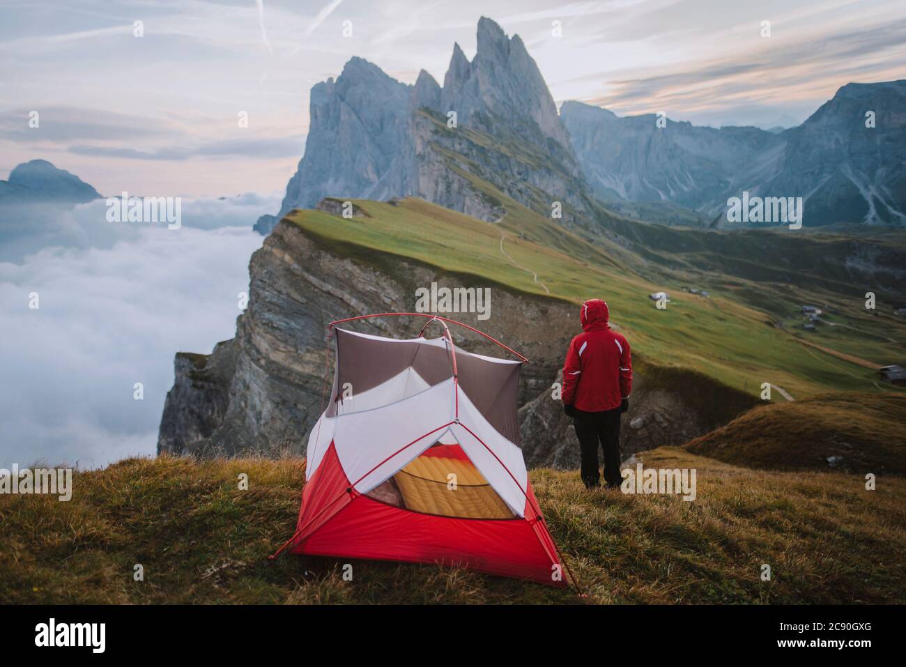 Italien, Dolomiten, Seceda Berg, Mann in der Nähe des Zeltes mit Blick auf den Seceda Berg in den Dolomiten Stockfoto