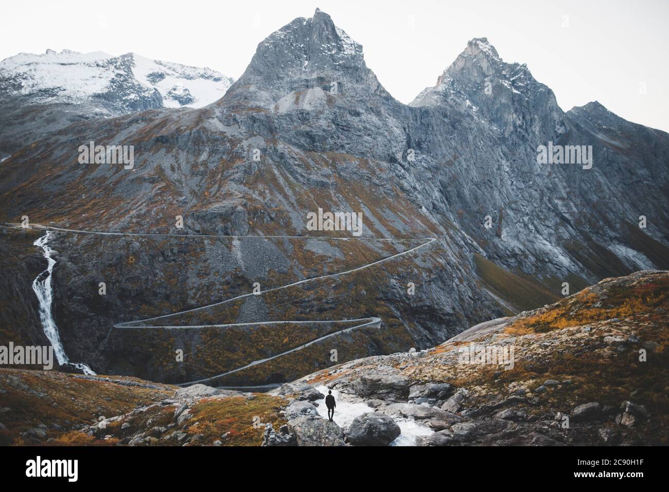 Norwegen, Andalsnes, Trollstigen, man mit Blick auf die Trollstigen Straße Stockfoto