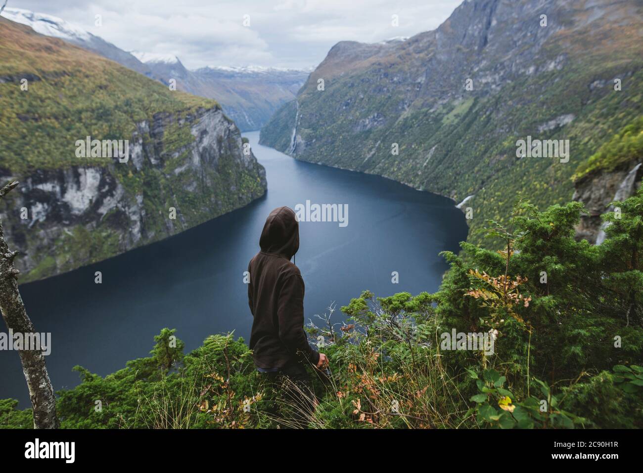 Norwegen, Geiranger, man Blick auf den Geirangerfjord Stockfoto