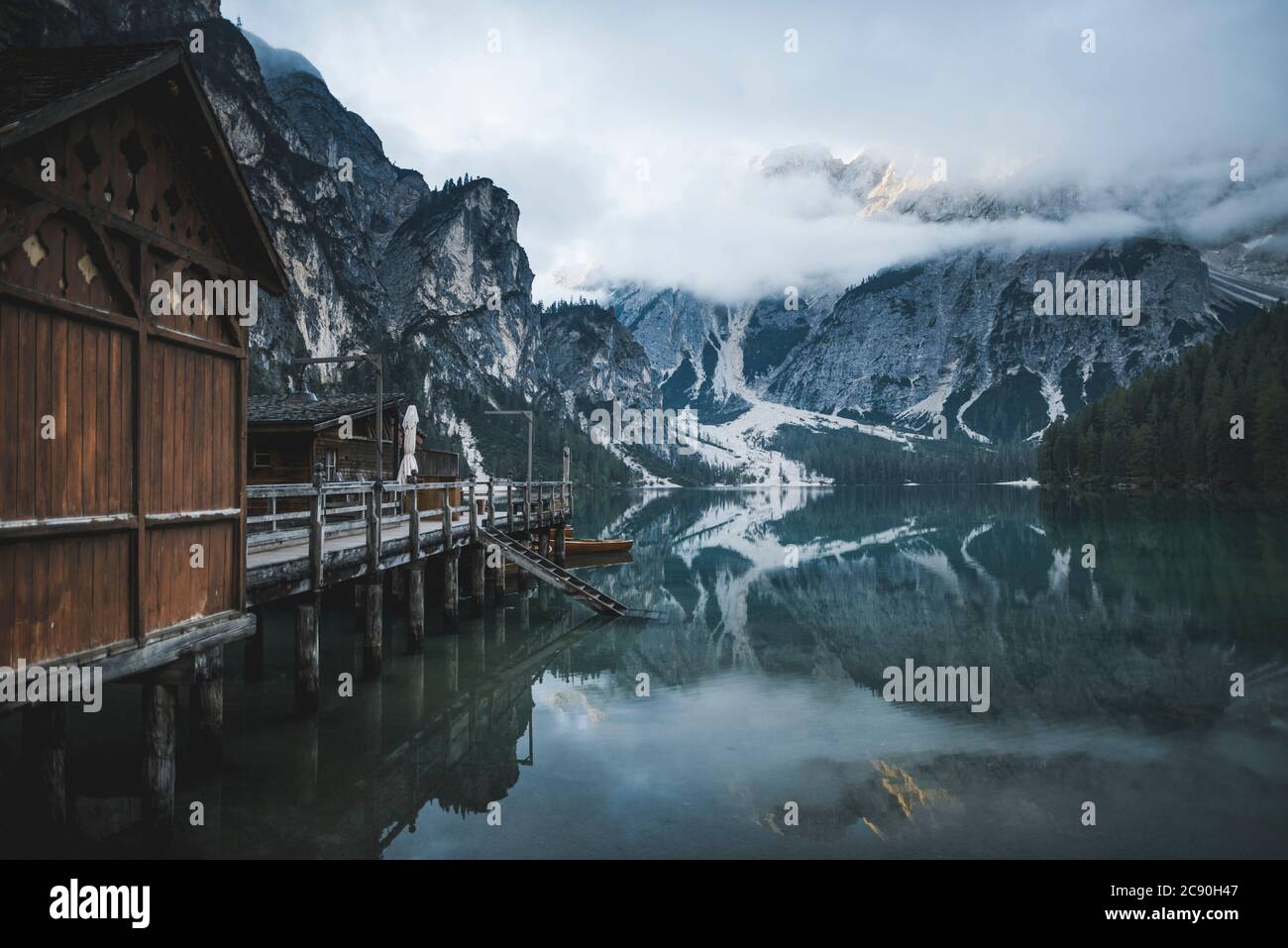 Italien, Holzhäuser und Steg am Pragser Wildsee in den Dolomiten Stockfoto