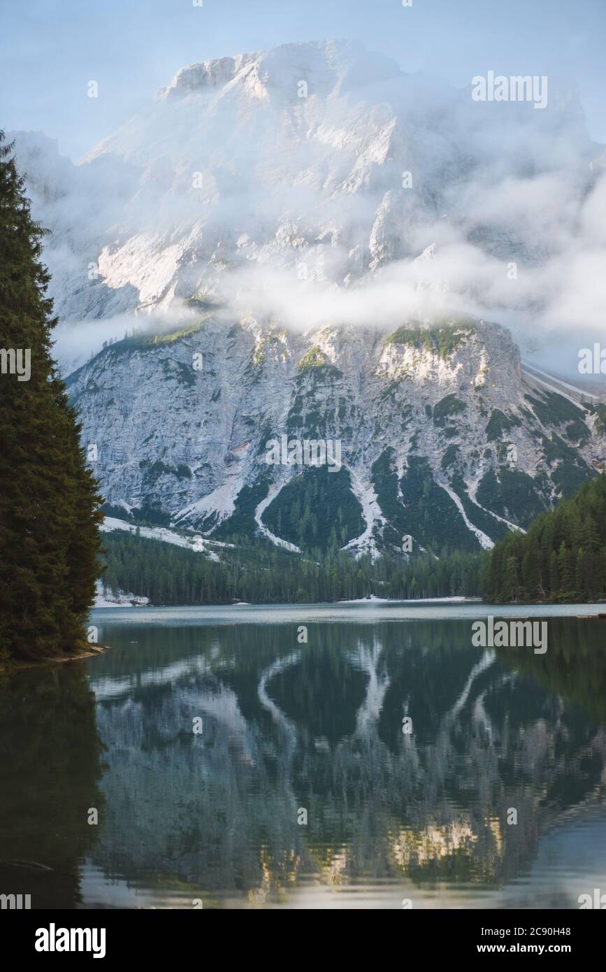 Italien, Landschaft mit Pragser Wildsee in den Dolomiten Stockfoto