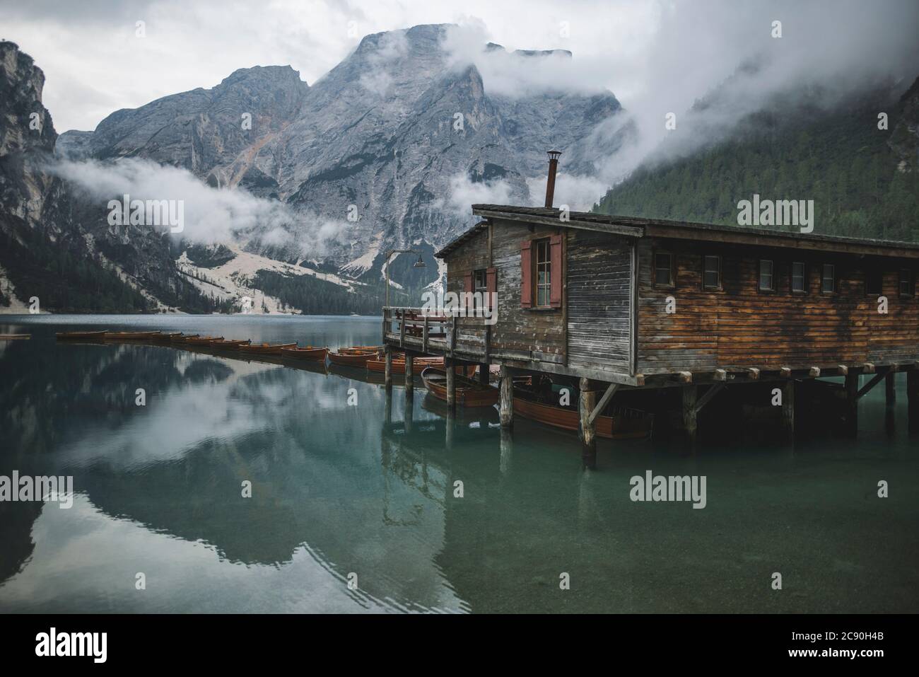 Italien, Holzhütte und Boote am Pragser Wildsee in den Dolomiten Stockfoto