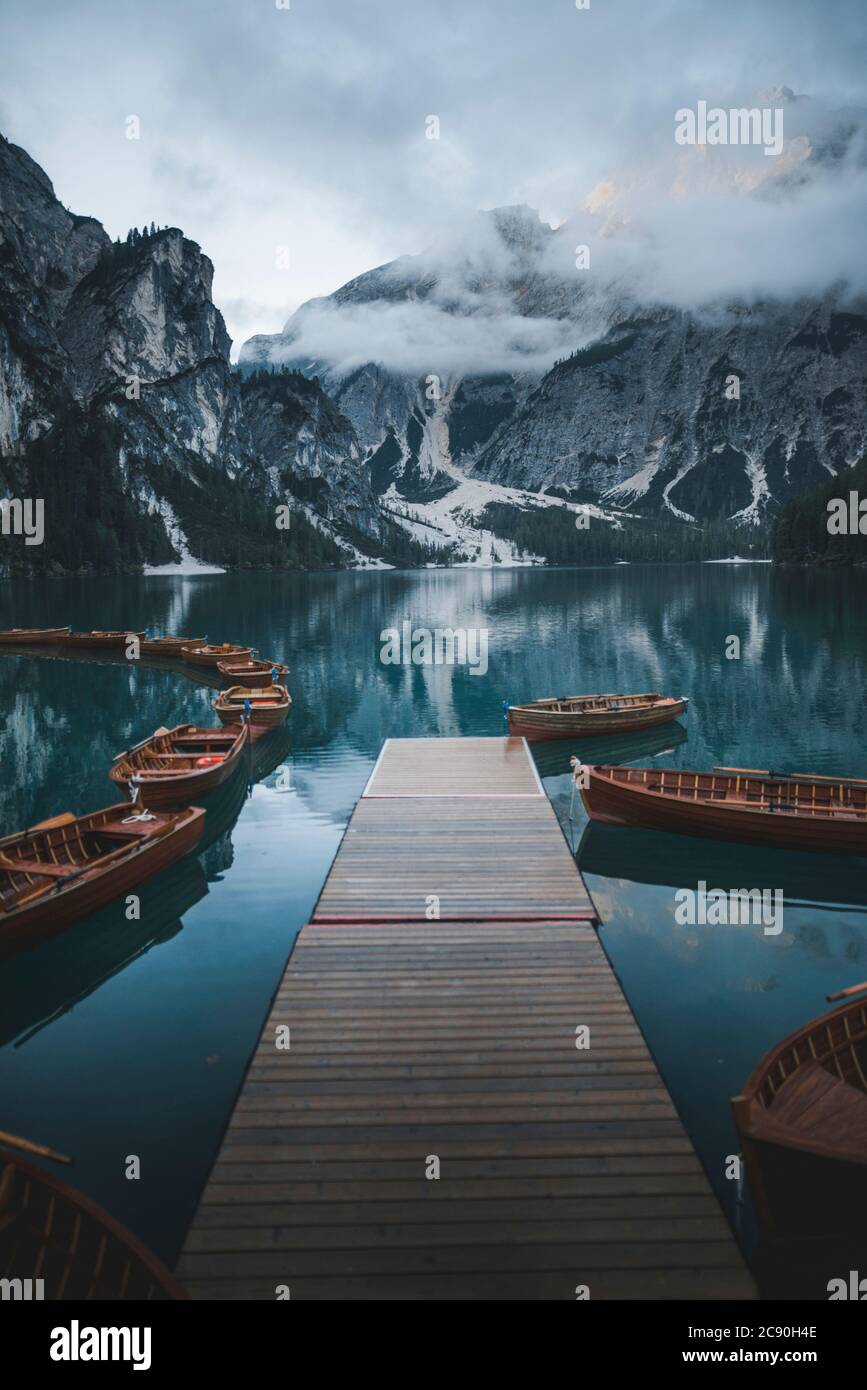 Italien, Holzboote am Steg am Pragser Wildsee in den Dolomiten Stockfoto