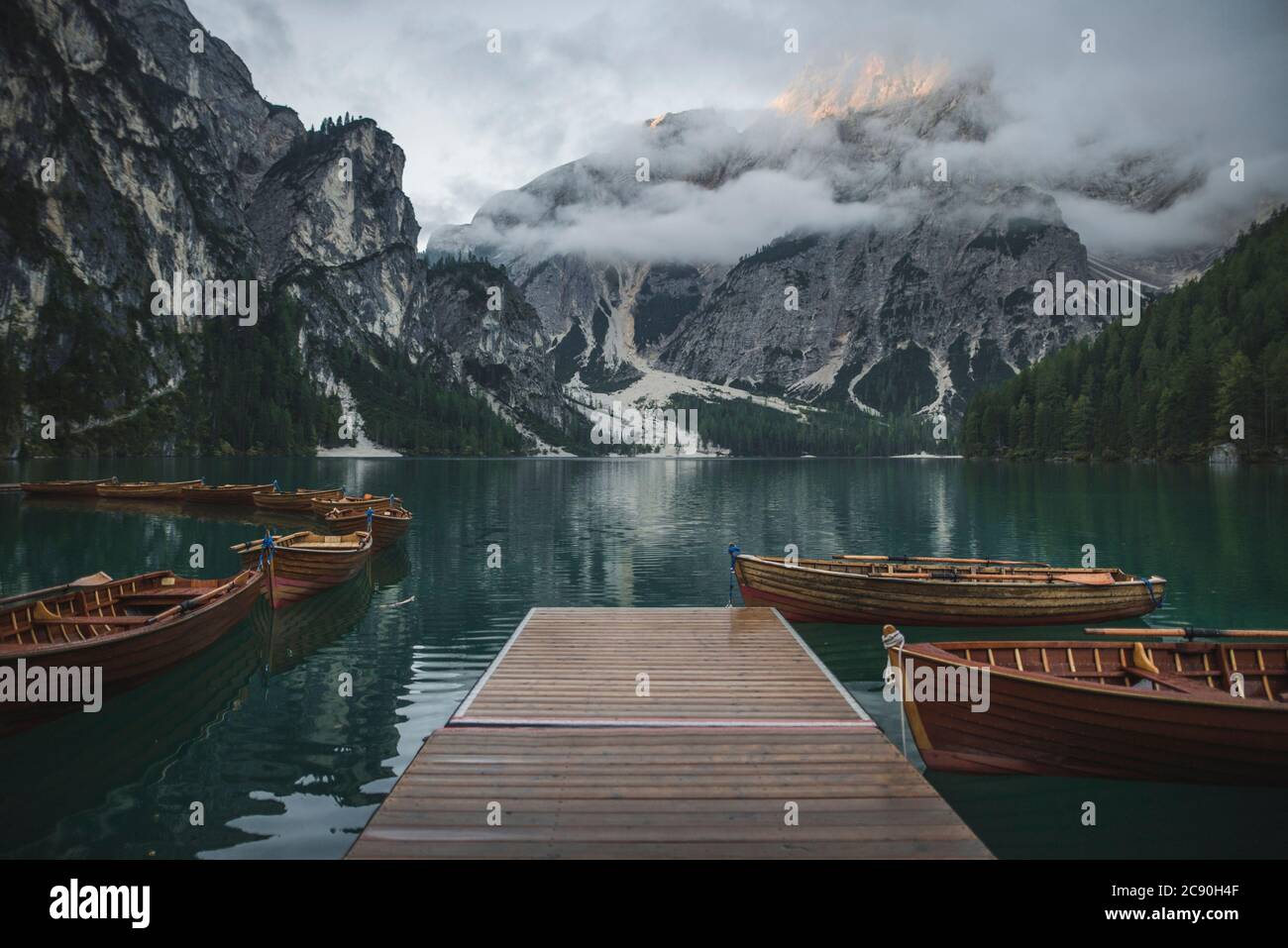 Italien, Holzboote am Steg am Pragser Wildsee in den Dolomiten Stockfoto