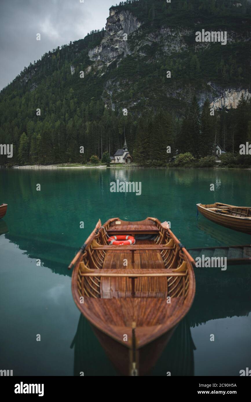 Italien, Holzboot am Pragser Wildsee in den Dolomiten Stockfoto