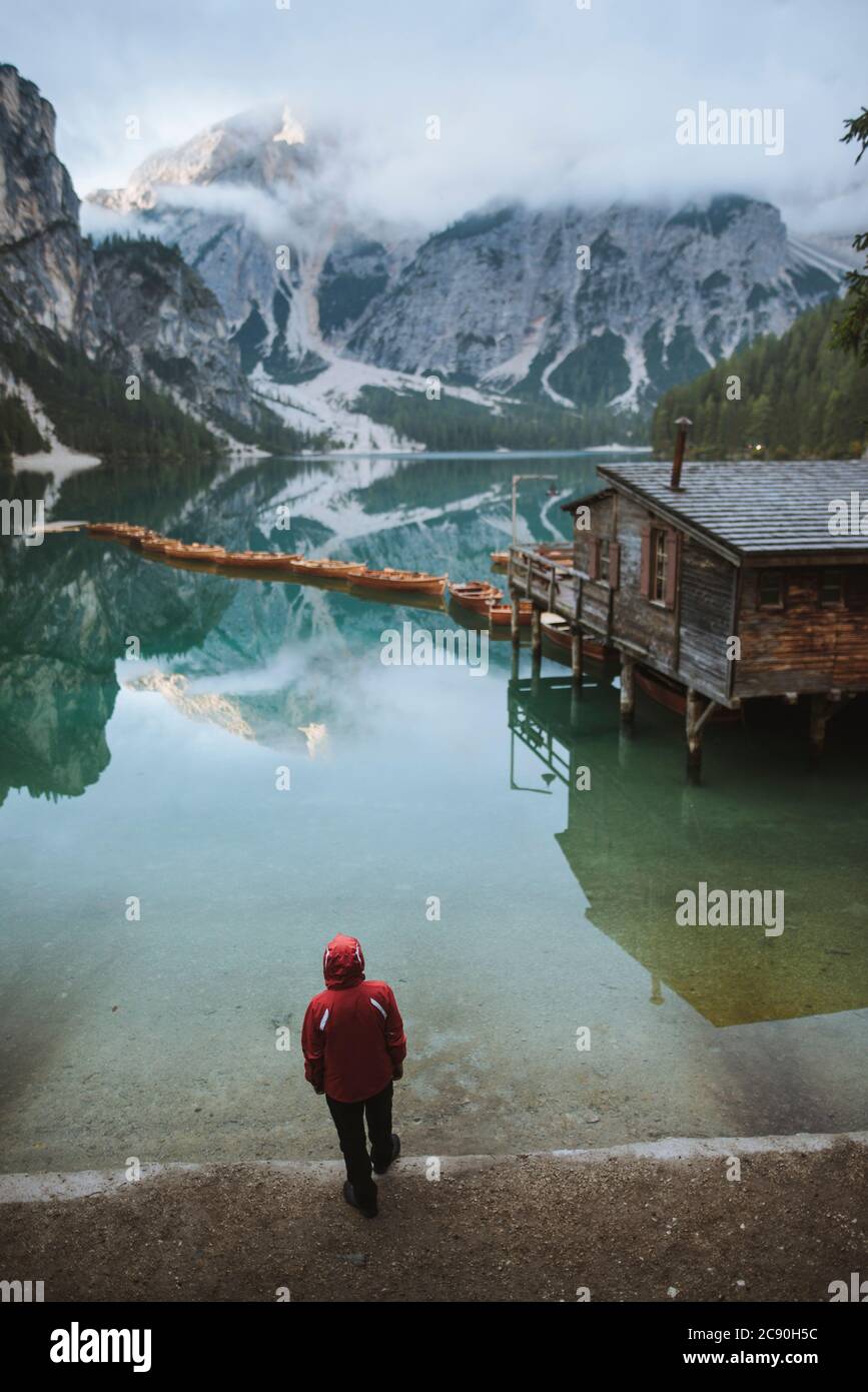 Italien, Mann am Pragser Wildsee in den Dolomiten Stockfoto