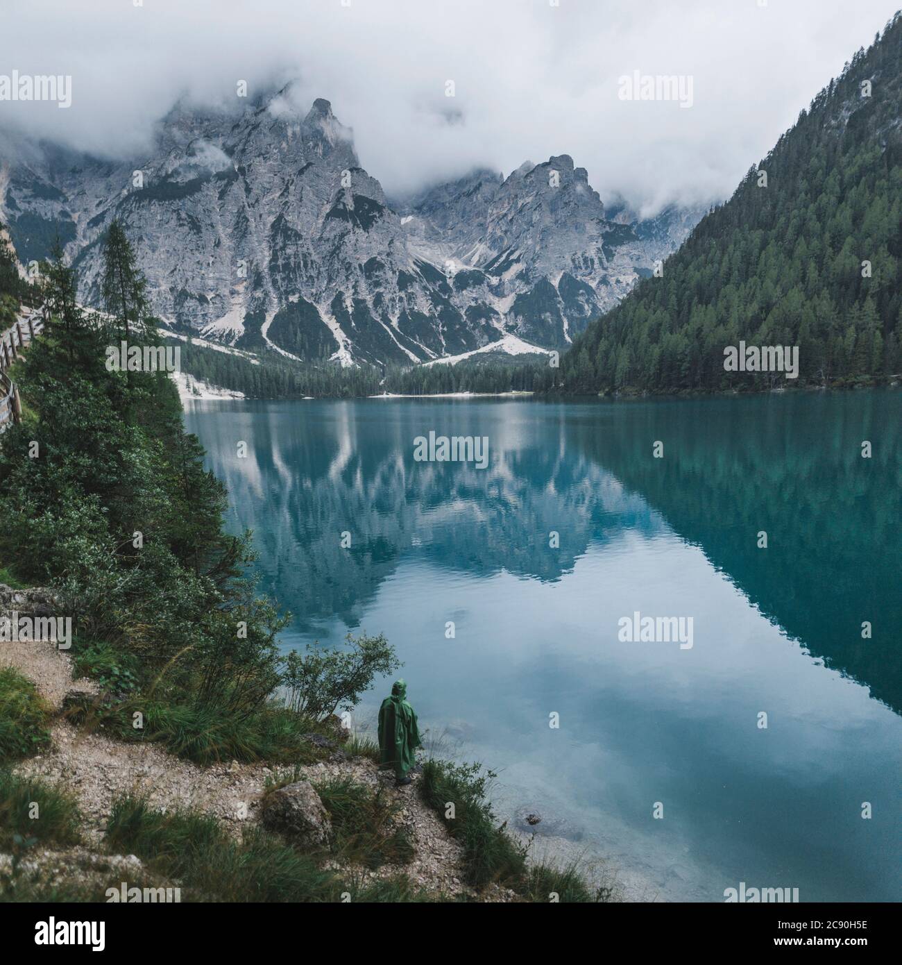 Italien, Berge spiegeln sich im Pragser Wildsee in den Dolomiten Stockfoto