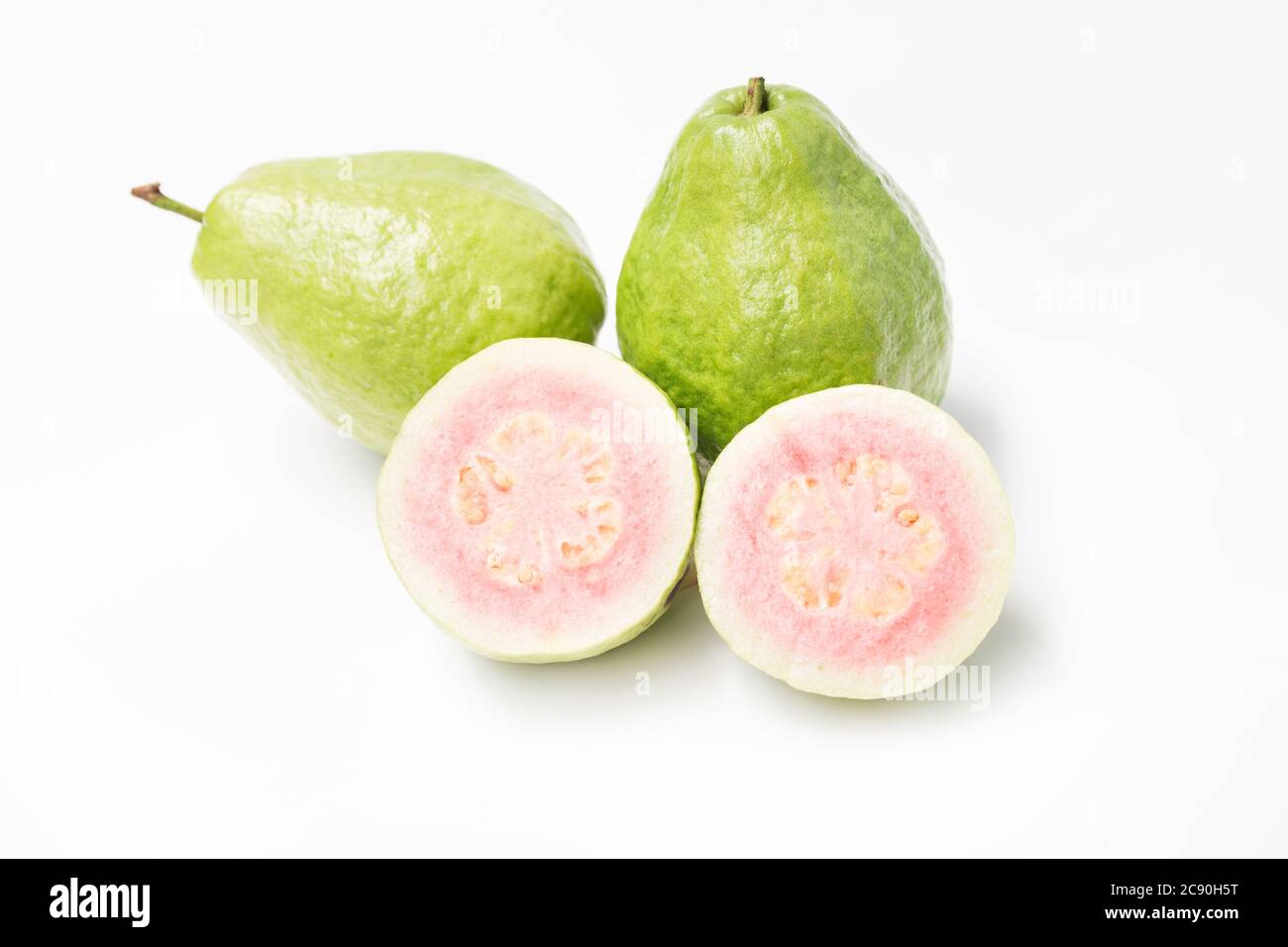 Frische Guava auf weißem Hintergrund Stockfoto