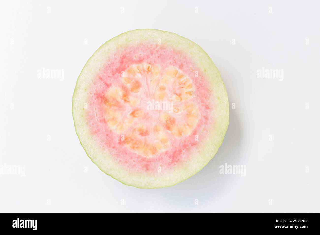 Frische Guava auf weißem Hintergrund Stockfoto