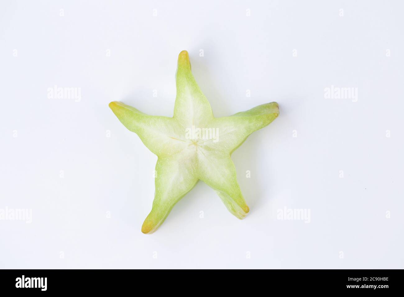 Frische Starfrucht auf weißem Hintergrund Stockfoto