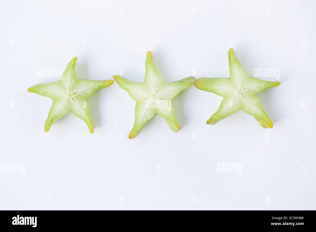 Frische Starfrucht auf weißem Hintergrund Stockfoto