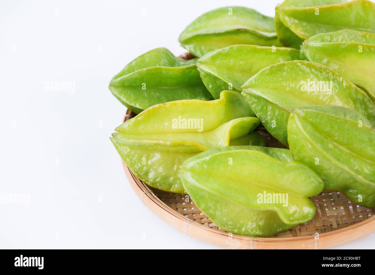 Frische Starfrucht auf weißem Hintergrund Stockfoto