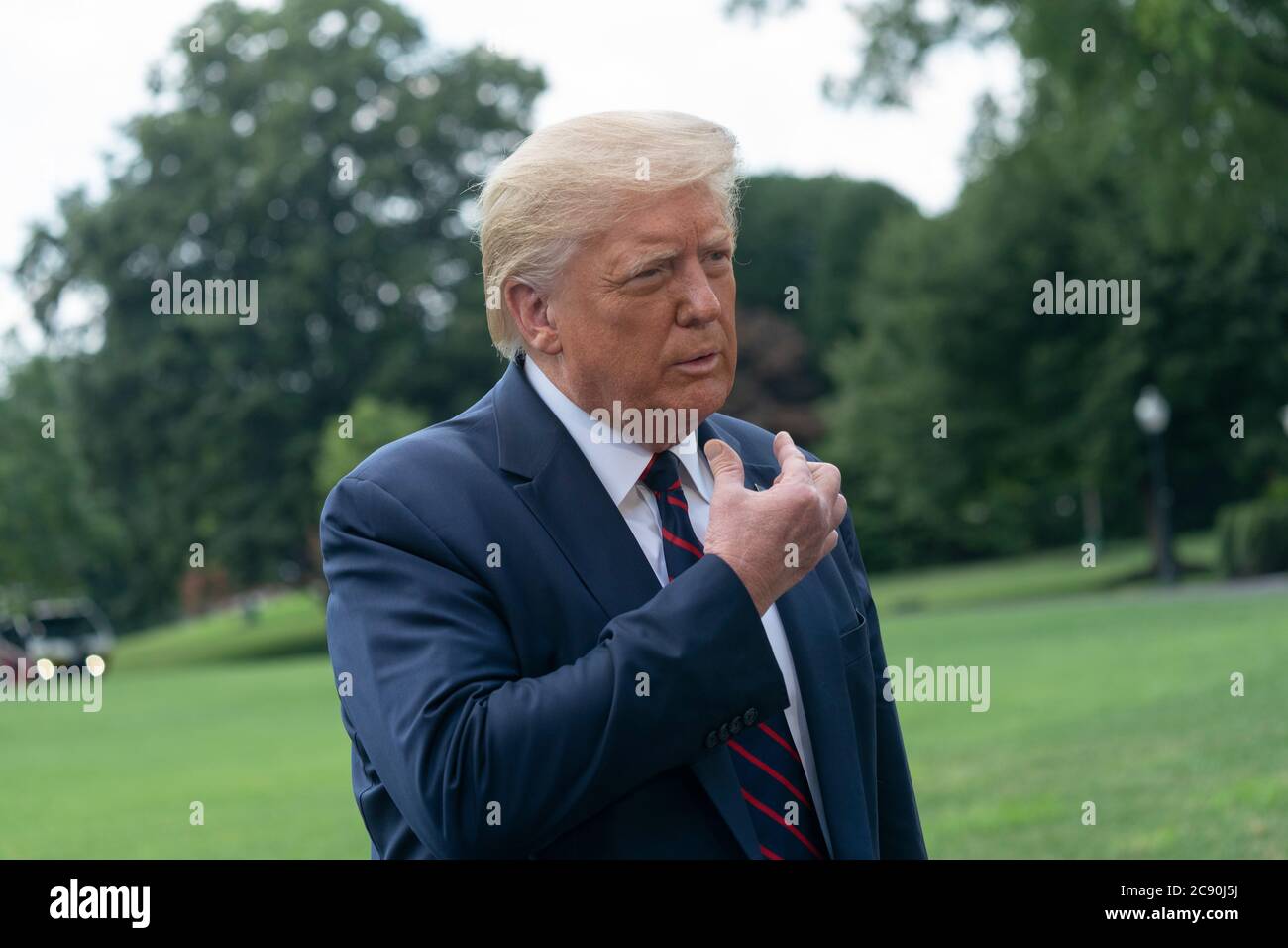 US-Präsident Donald J. Trump spricht vor seiner Abreise aus dem Weißen Haus in Washington, DC, mit den Medien, um am 27. Juli 2020 das Bioprocess Innovation Center bei Fujifilm Diosynth Biotechnologies in Morrisville, North Carolina, zu besuchen.Quelle: Chris Kleponis/Pool via CNP /MediaPunch Stockfoto