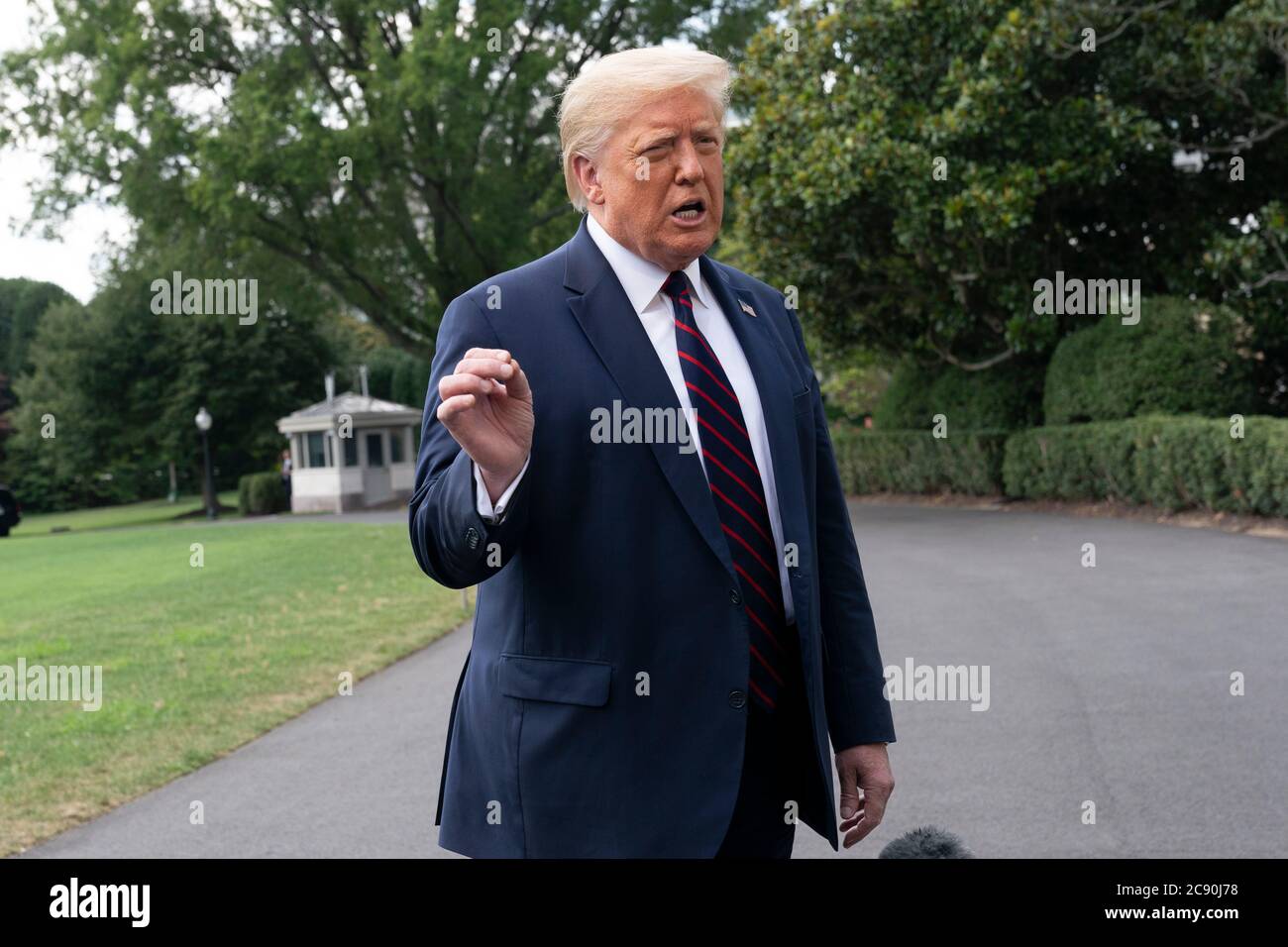 US-Präsident Donald J. Trump spricht vor seiner Abreise aus dem Weißen Haus in Washington, DC, mit den Medien, um am 27. Juli 2020 das Bioprocess Innovation Center bei Fujifilm Diosynth Biotechnologies in Morrisville, North Carolina, zu besuchen.Quelle: Chris Kleponis/Pool via CNP /MediaPunch Stockfoto