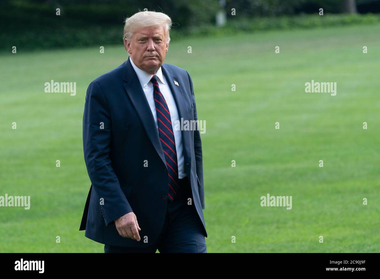 US-Präsident Donald J. Trump kehrt nach einem Besuch im Bioprocess Innovation Center bei Fujifilm Diosynth Biotechnologies in Morrisville, North Carolina, am 27. Juli 2020 ins Weiße Haus in Washington, DC zurück.Quelle: Chris Kleponis/Pool via CNP /MediaPunch Stockfoto