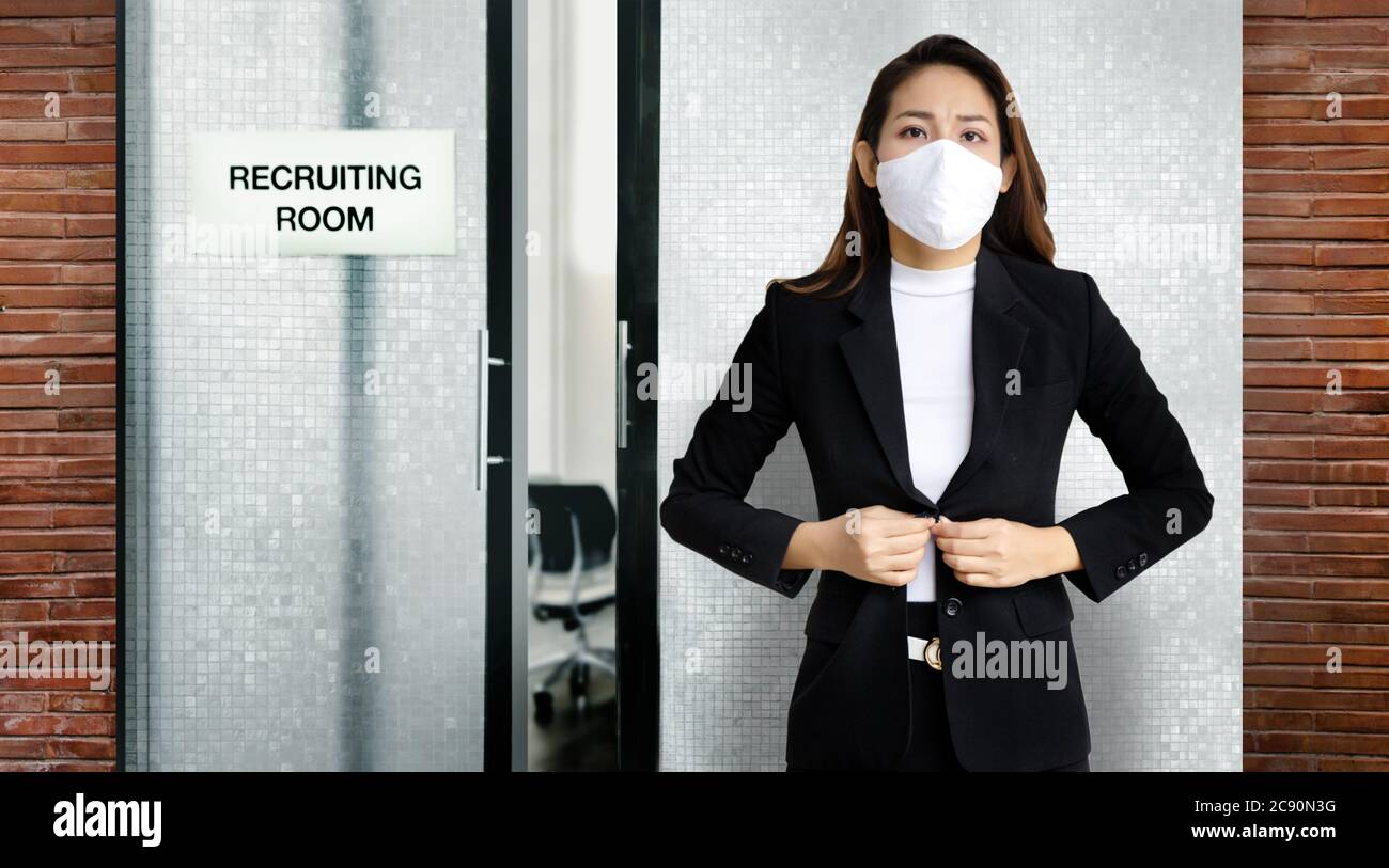 asiatische Frau bereit Interview für Job bewerben mit Gesichtsmaske in neue normale nach Coronavirus Pandemie Stockfoto