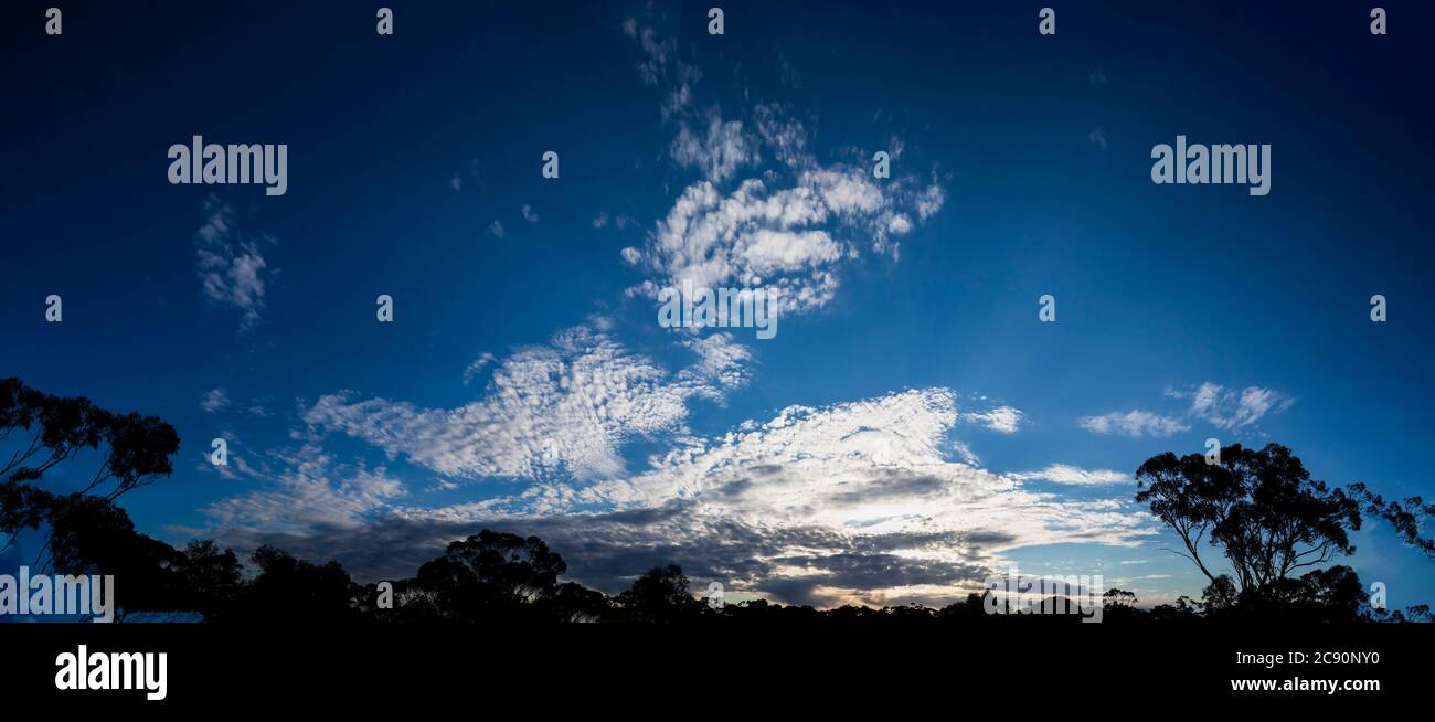 Dramatische Wolkenbildung im australischen Outback Stockfoto