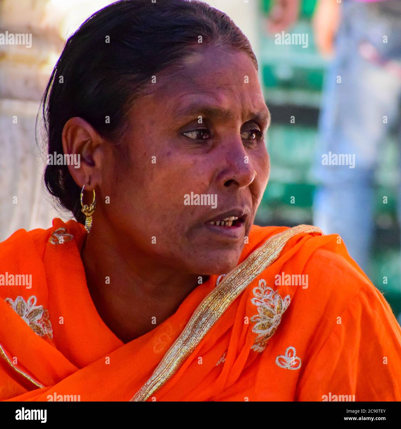 New Delhi Indien – März 13 2020 : Frau in Hazrat Nizamuddin Dargah während der Tageszeit in Delhi Indien, religiöse Darah von Nizamuddin in Delhi Dur Stockfoto