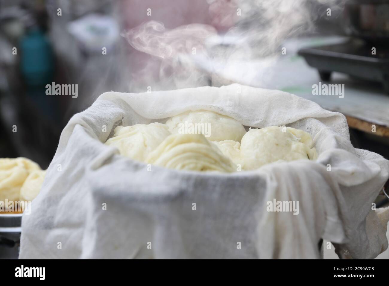 Chinesische Dampfbrötchen gefüllt oder Baozi in Dali Markt, Yunnan China. Stockfoto