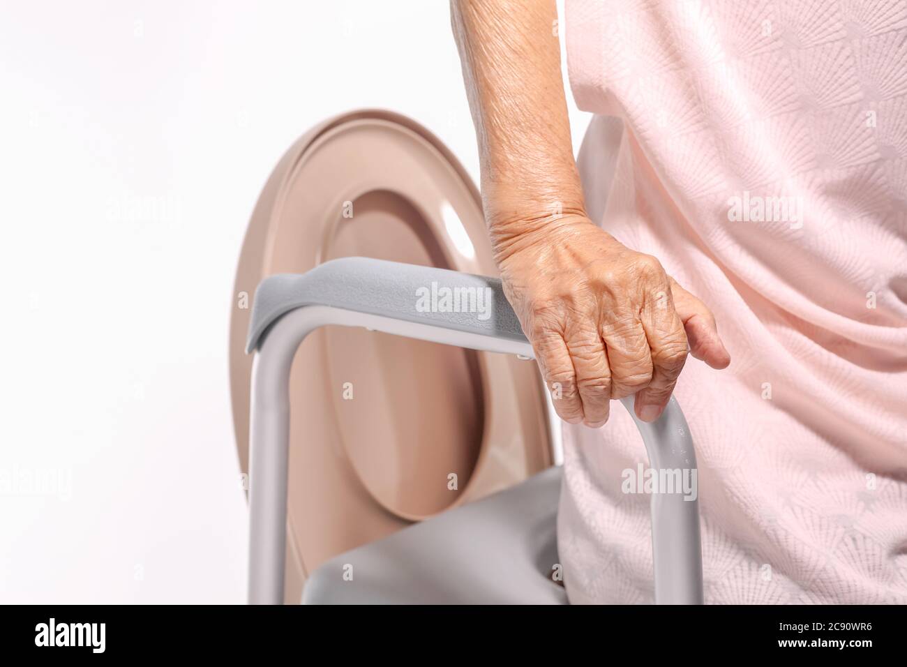 Ältere Frau mit mobilen WC-Sitz Stuhl Stockfoto