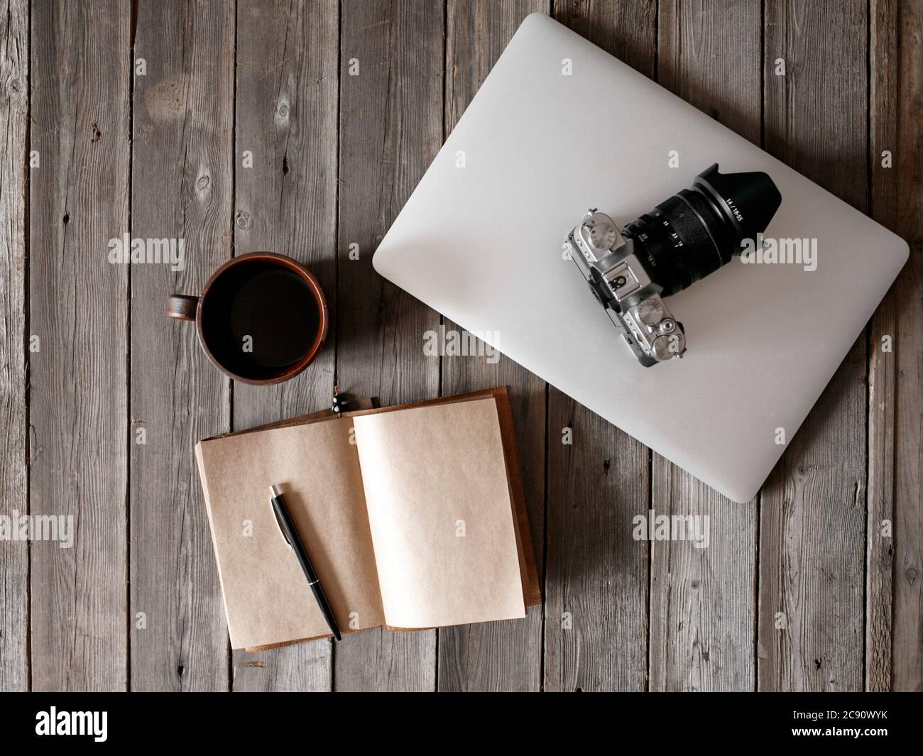 Schreibtisch mit leerem Bildschirm Smartphone, Stift, Notebook und Kaffeetasse auf Holztisch.Draufsicht mit Kopierplatz.Bürobedarf und Gadgets auf Schreibtisch Tisch.Arbeitstisch Konzept.Flat Lay Bild. Stockfoto