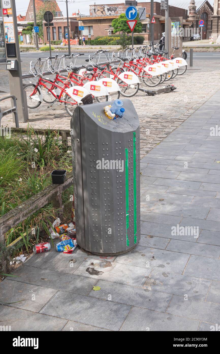 Antwerpen, Belgien, 19. Juli 2020, überfließender Abfalleimer an einem Fahrradschuppen Stockfoto