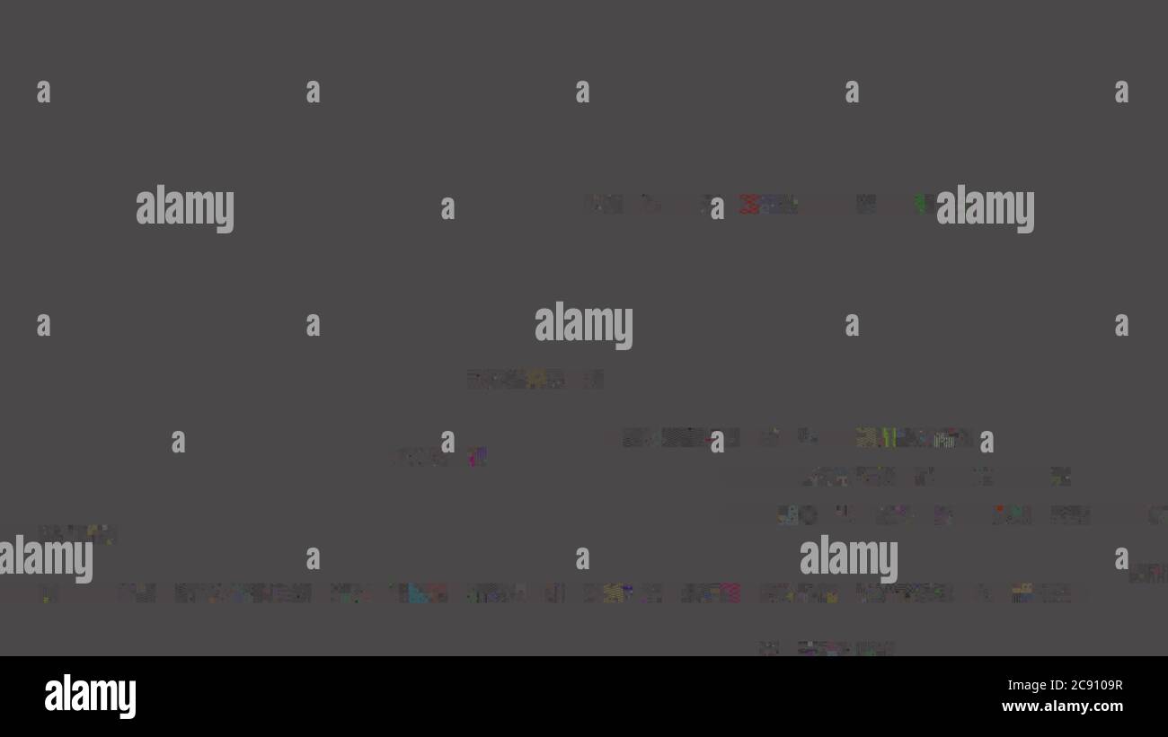 Verzerrung des gebrochenen Videobildes auf schwarzem Hintergrund, VHS-Effekt, Störung digitales Farbpixelrauschen. Stock abstrakte Pixel Hintergrund Glitch Textur Stockfoto
