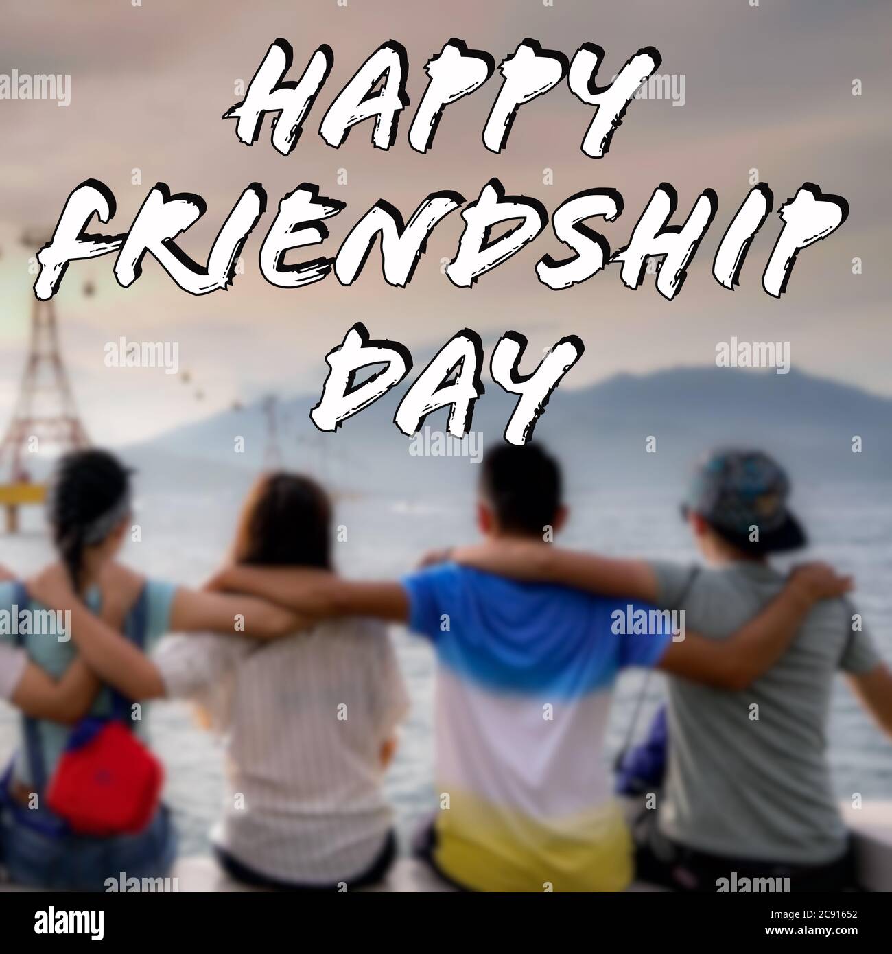 Friendship Day Zitat über verschwommenes Bild von Freunden. Freundschaftstag Nachricht auf verschwommenes Bild von Freunden. Freundschaftstag. Friends, Friendship Day Motto. Stockfoto