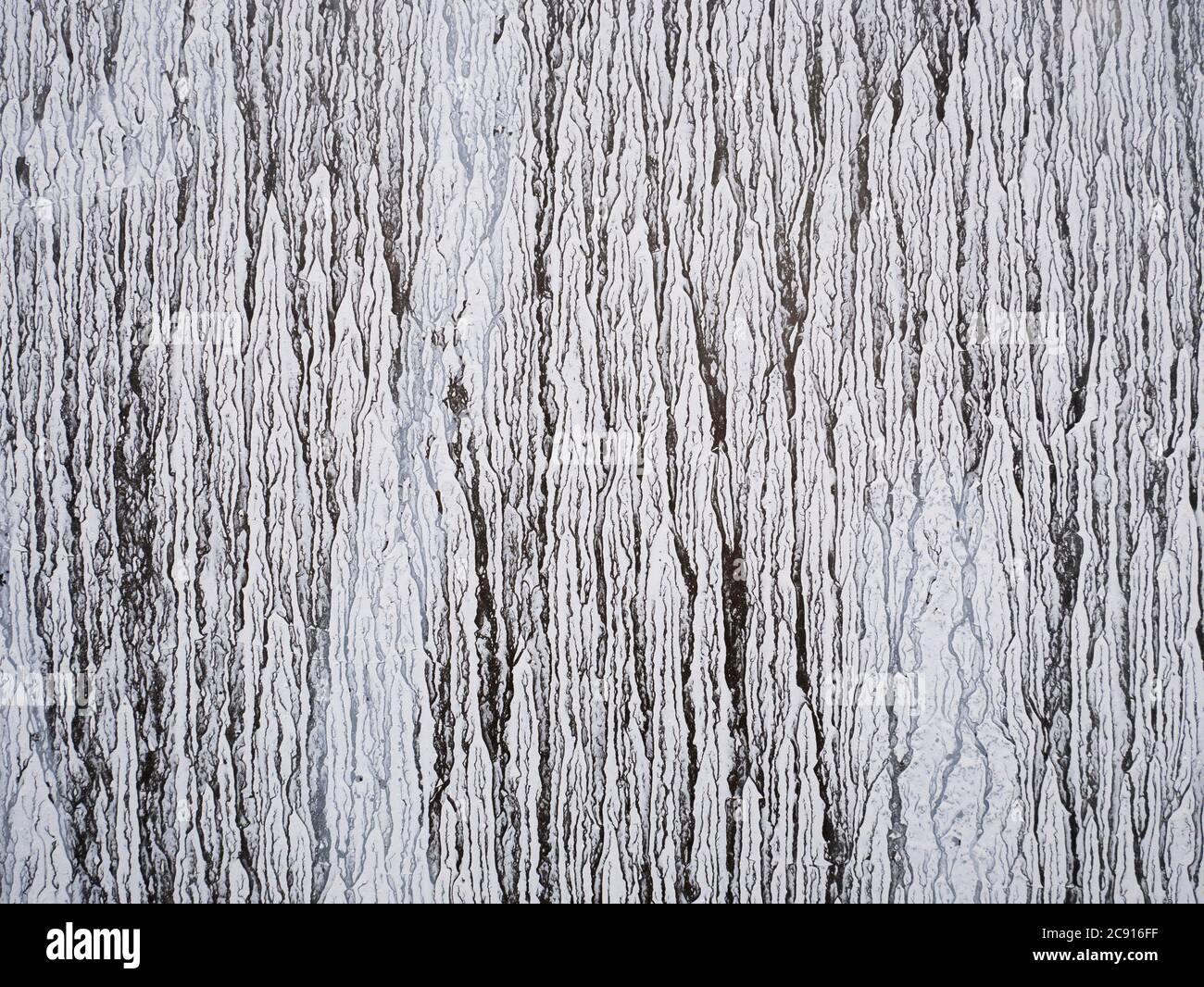 Trockene weiße Striche Farbe tropft auf Glas. Alte Grunge-Textur. Lichtundurchlässiges Fenster Stockfoto