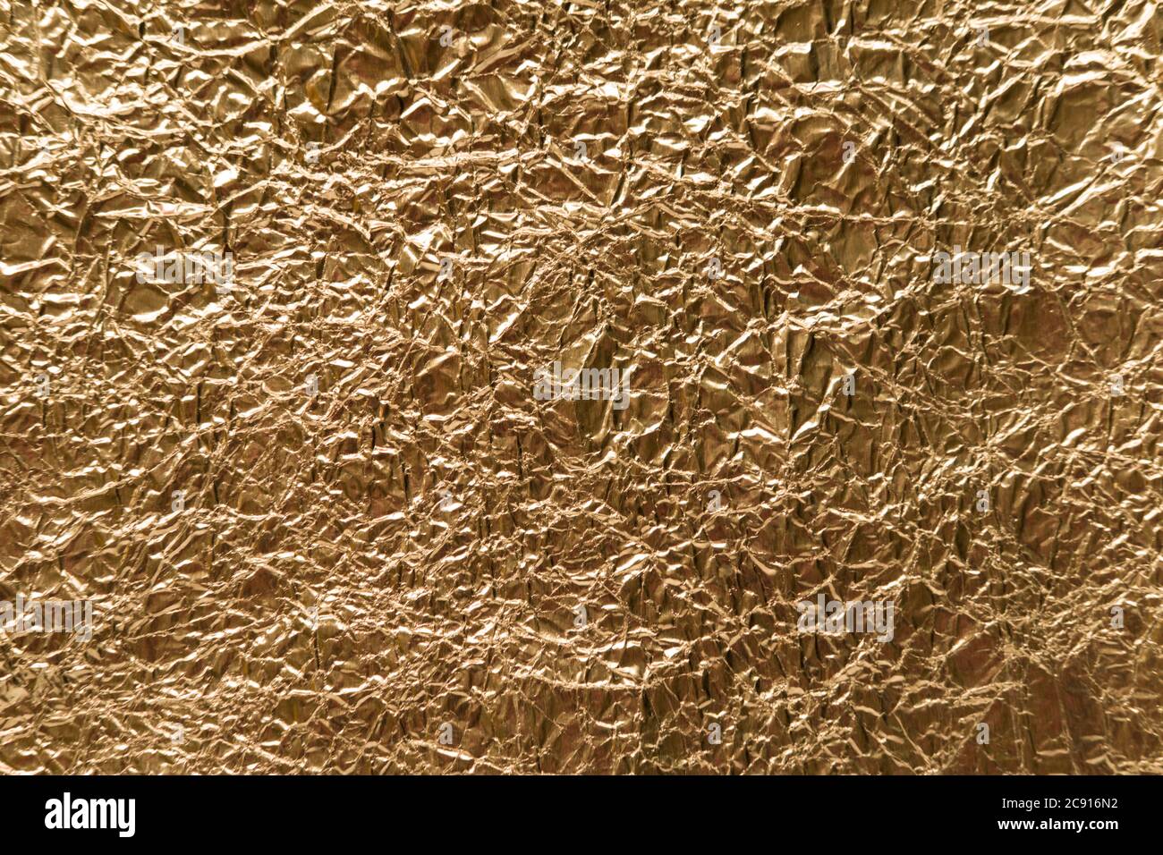 Zerknitterte, faltige goldene Folienstruktur Stockfoto