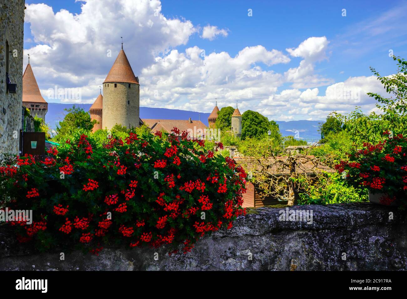 Panoramablick auf die mittelalterliche Burg (Château) bei Estavayer-le-lac bei Sonnenuntergang, Kanton Freiburg, Schweiz. Stockfoto