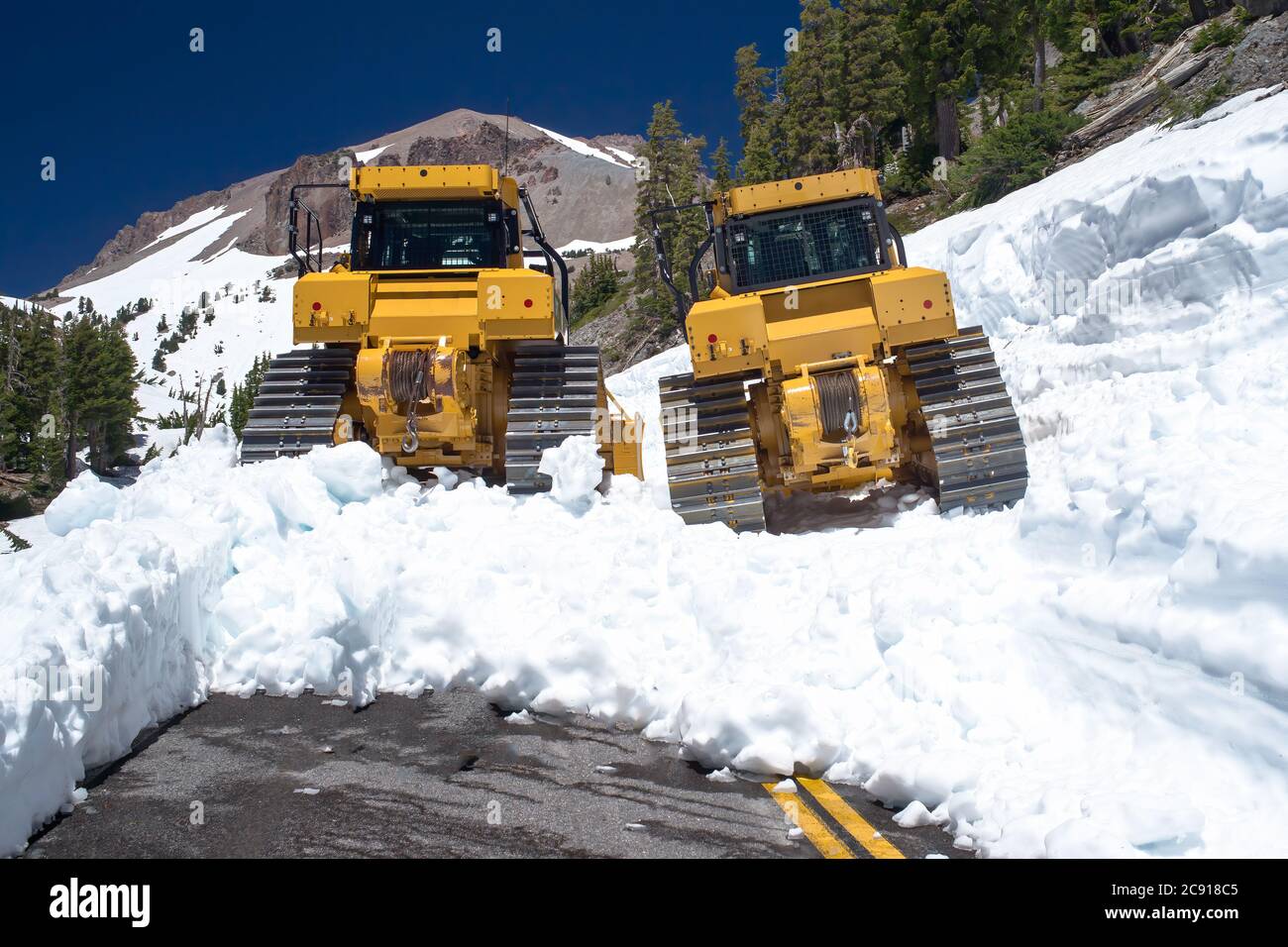 Straße geschlossen und Schneepflug in lassen vulkanischen Park im Sommer (Juli) Stockfoto